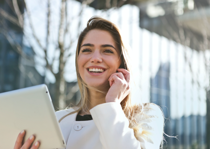 Mujer feliz invirtiendo